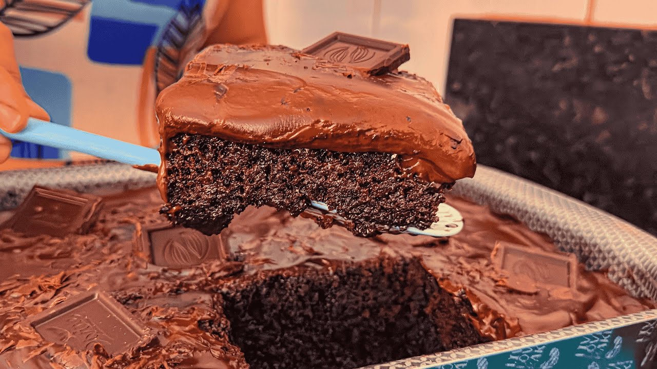 O MELHOR bolo de chocolate de todos os tempos! 🍫 Tão fácil, tão úmido, que derrete na boca!