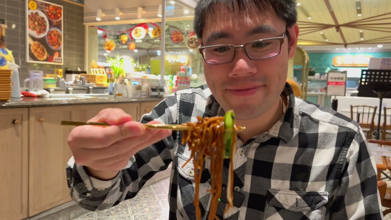 New Yorker Eats at Vegetarian Malaysian Restaurant in Taiwan