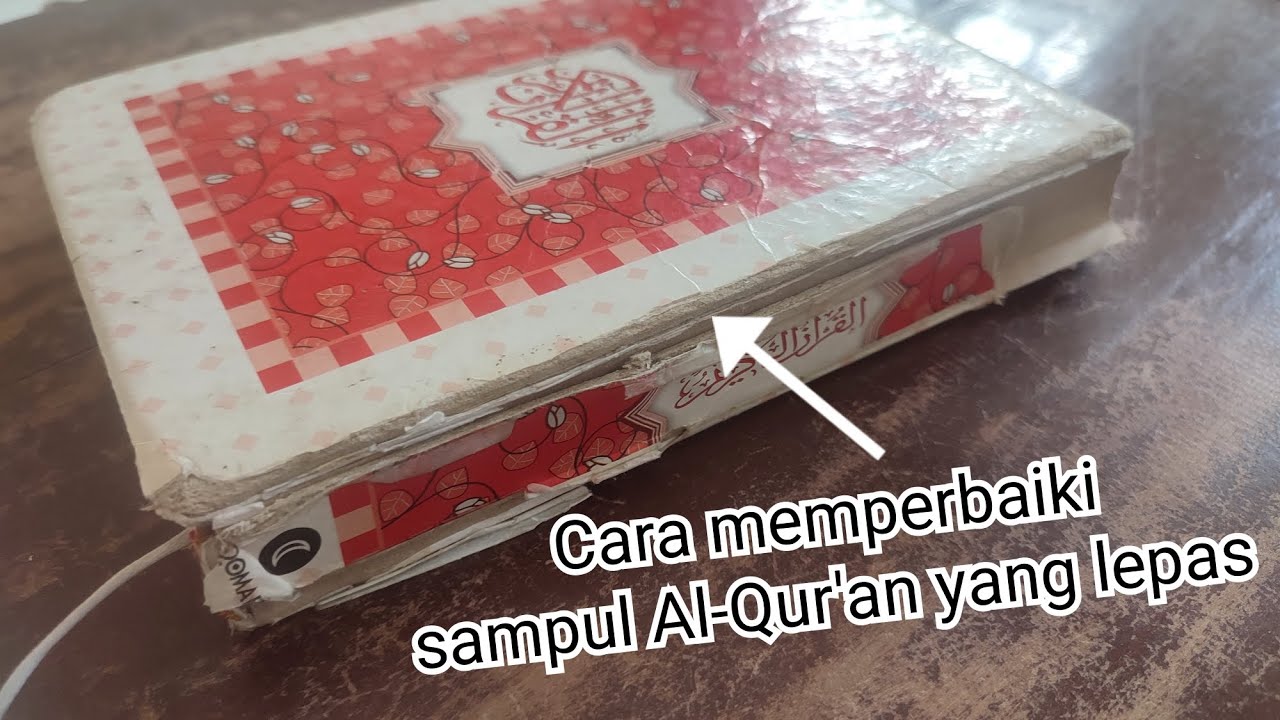 Memperbaiki sampul Al-Qur'an yang lepas agar dapat tersambung lagi