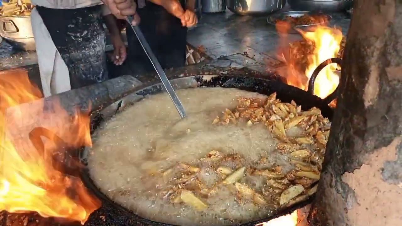 Pakistani famous ilyasi pekora | Alo pekora Onion pekora | |Pakistani Street Food |