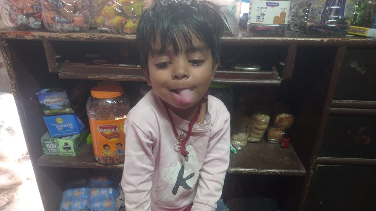 Dukaan mein meri beti kya kar rahi hai dekh Sakte doston