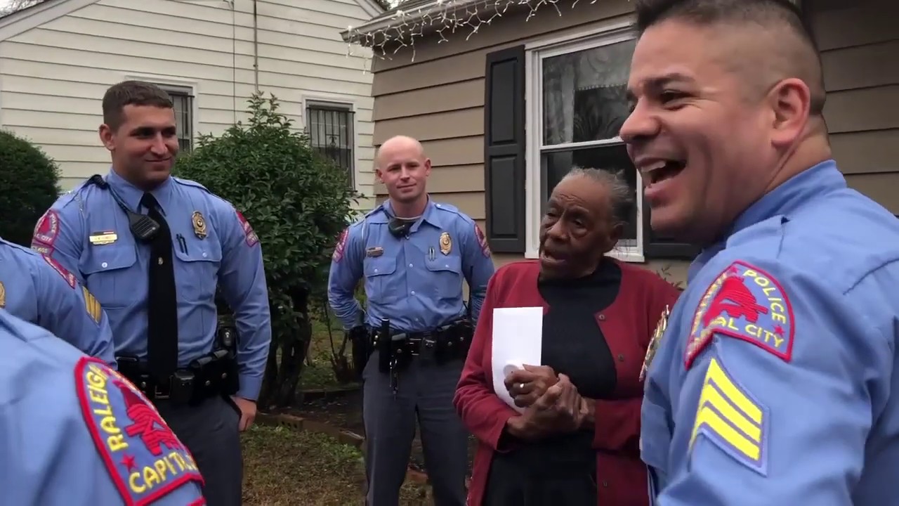 Raleigh Police Officers Help Decorate 'Scrooge' Veteran's Home