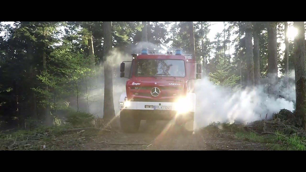 Die Feuerwehr Kirchzarten setzt im Waldbrandgebiet auf den hochgeländegängigen Unimog U 5023