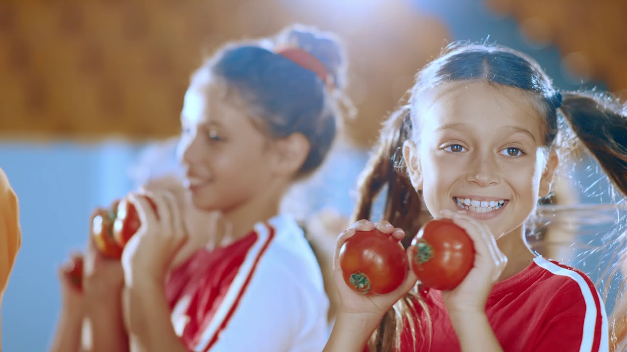 אוכלים פירות וירקות בחמישה צבעים לחיים בריאים