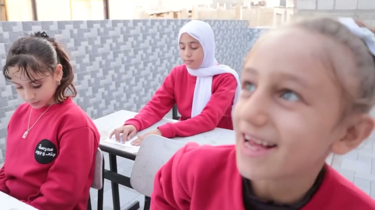 بنت صغيرة  ممنوع ترفع راسها لانو فقيرة ... مؤثر جدا😥