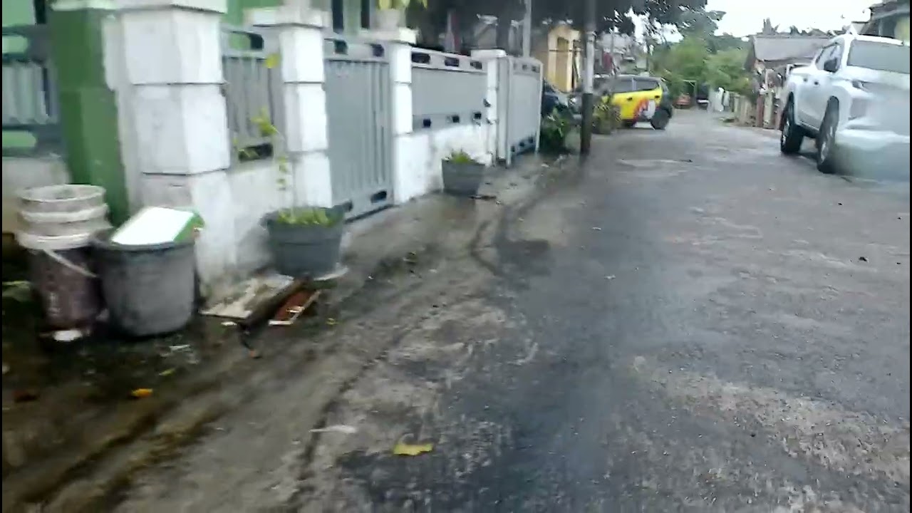 Jalan-jalan waktu pagi hari di kompleks perumahan 
