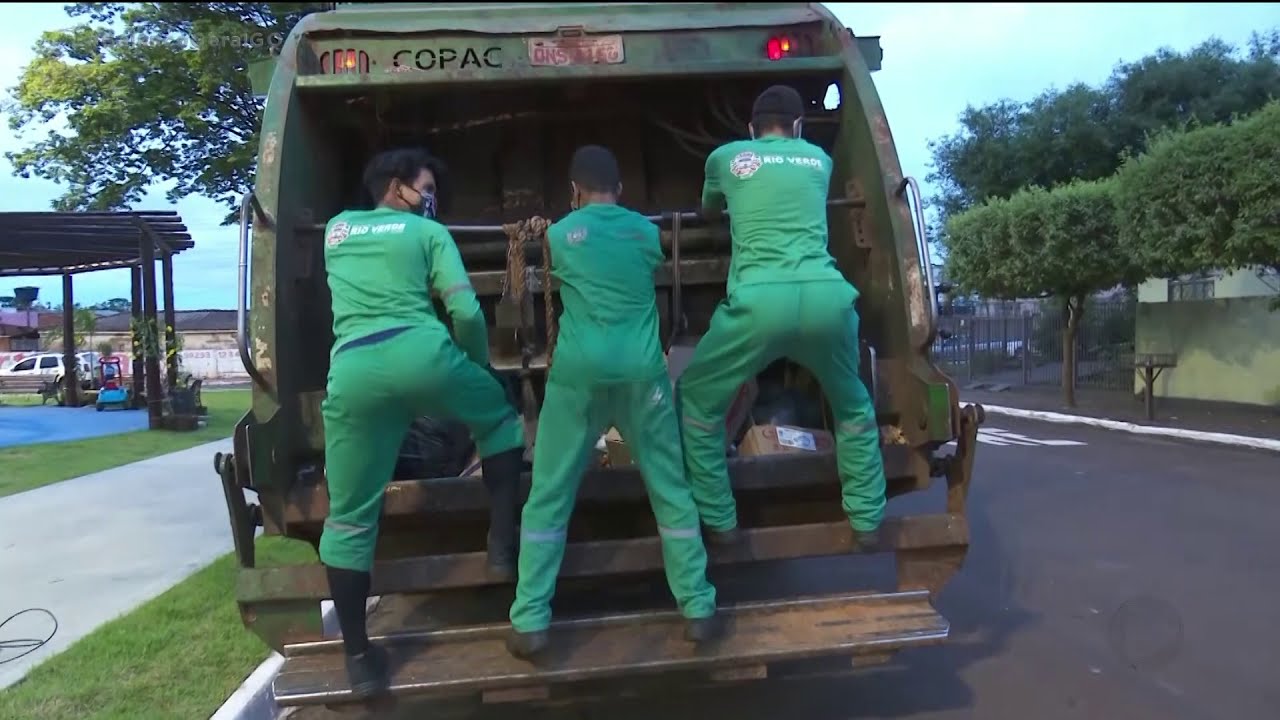 VIRALIZOU: COLETORES DE LIXO DANÇAM PELAS RUAS