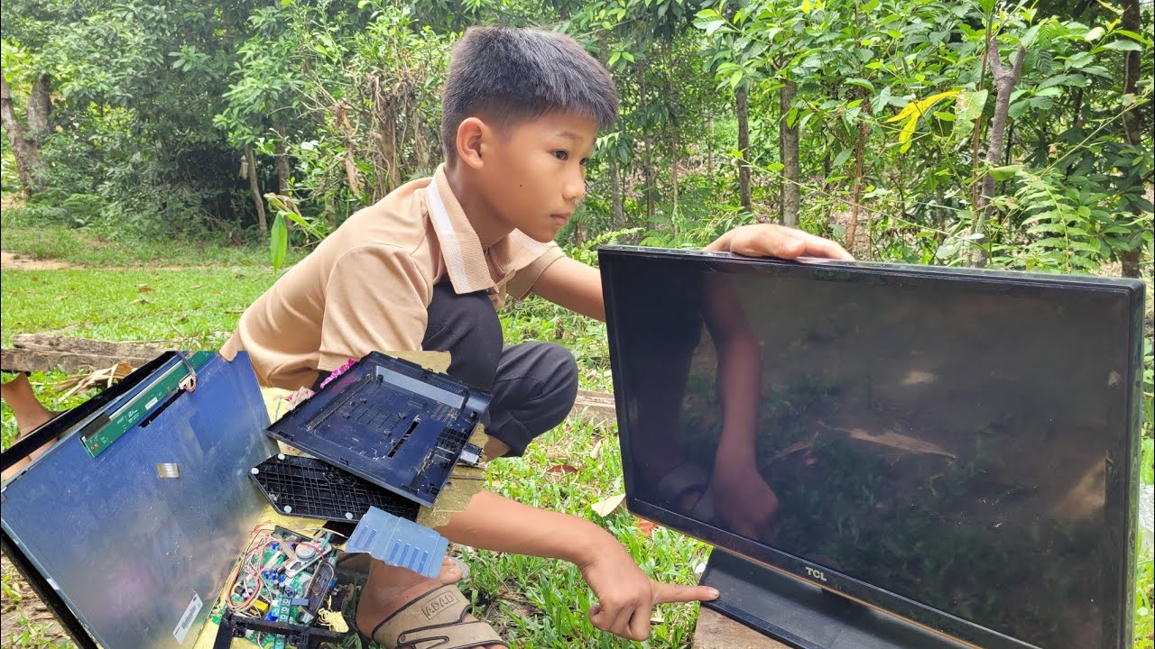 The boy repairs and  replaces  TV Paris for his neighbors orphansDuynhan