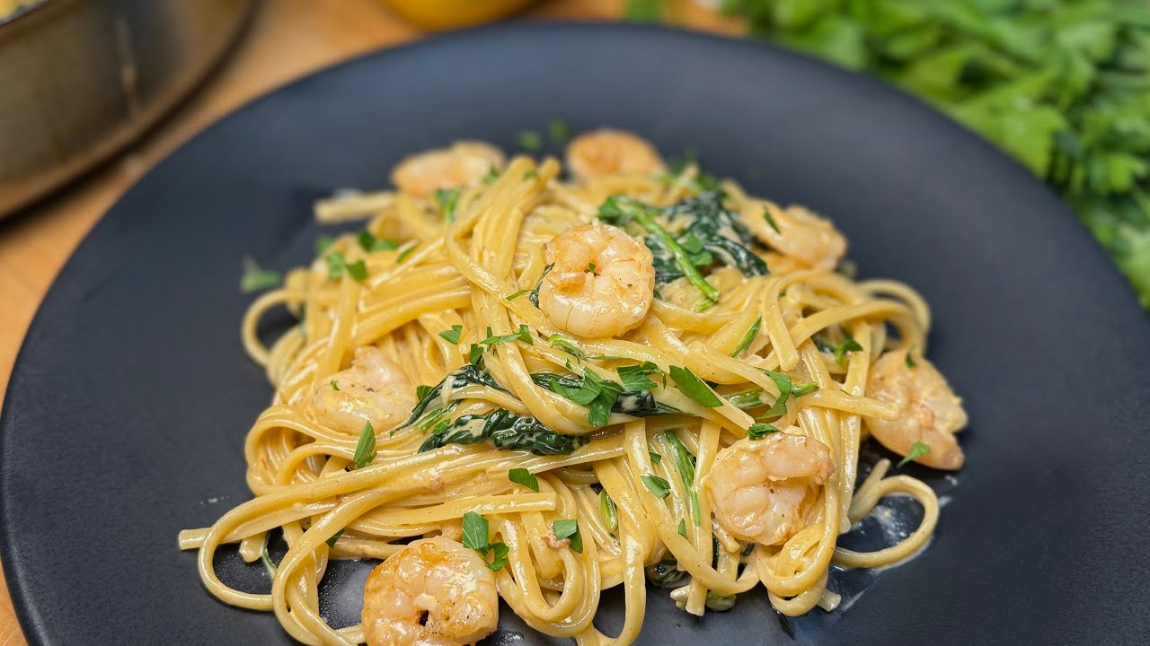 Самая лучшая паста с креветками в сливочно-чесночном соусе! (Готова менее чем за 20 минут!)