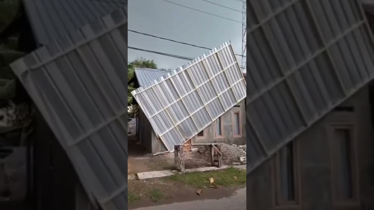 Atap Teras Rumah Roboh Di Hantam Angin