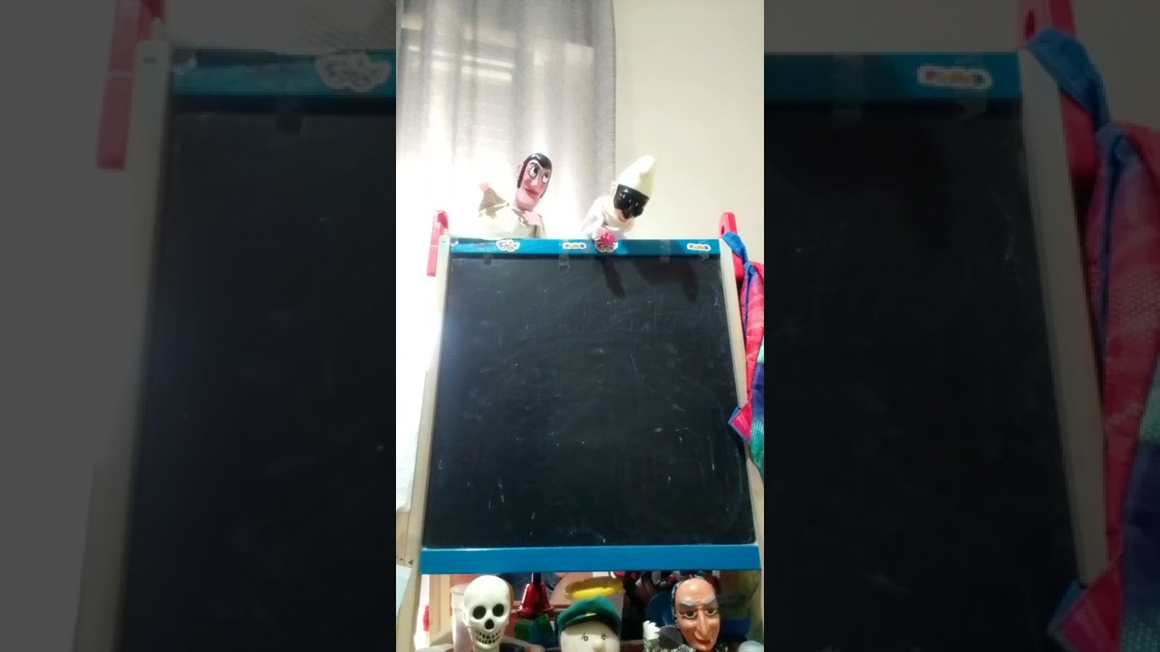 Pulcinella al manicomio. ( alzate il volume al massimo)