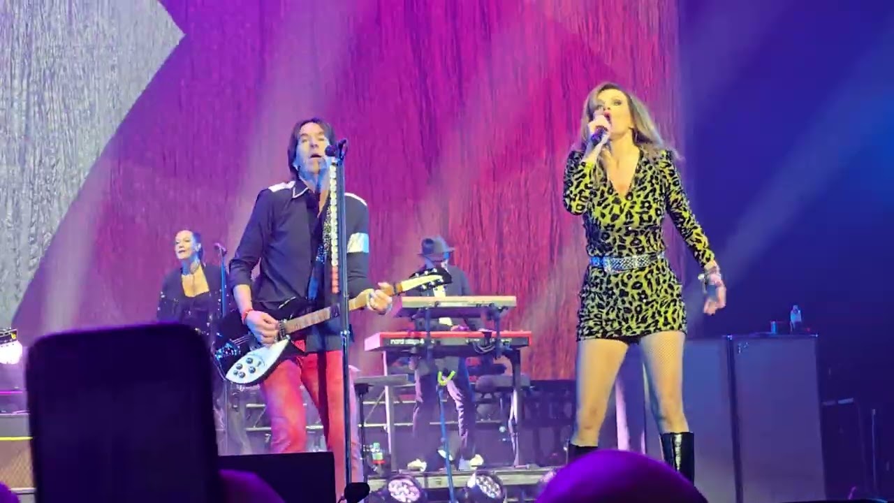 🇸🇪🎸💃DRESSED FOR SUCCESS (Roxette)