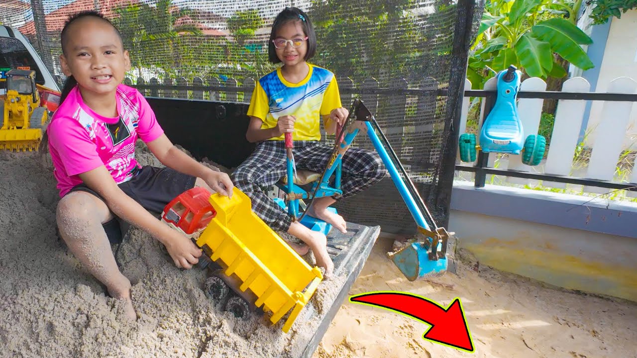 น้องโก๊ะพี่แอมป์เล่นทรายบนหลังกระบะบรถ ขนทรายลงบ่อทรายกัน