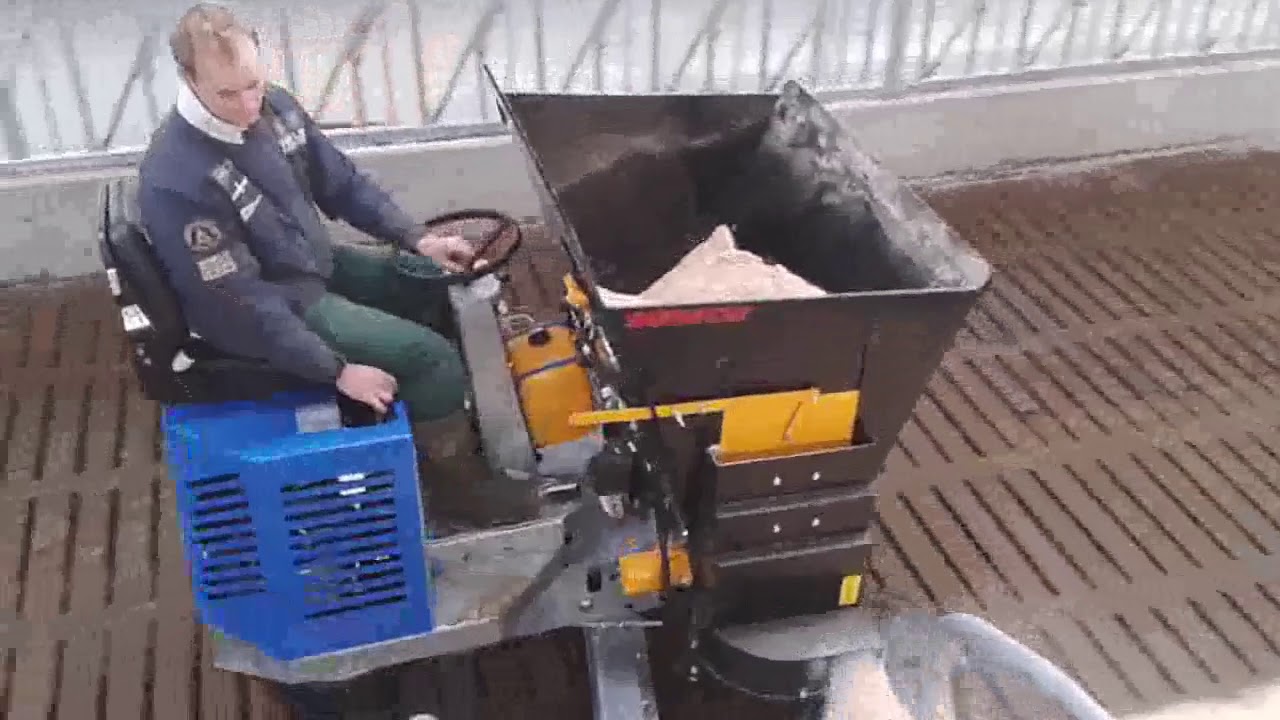 Einstreugerät mit Spaltenschieber - Stallarbeit bei Milchviehbetrieb