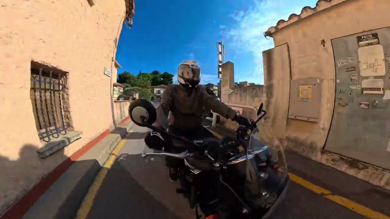 Entrée dans Collioure en Octobre en triumph Bonneville T120