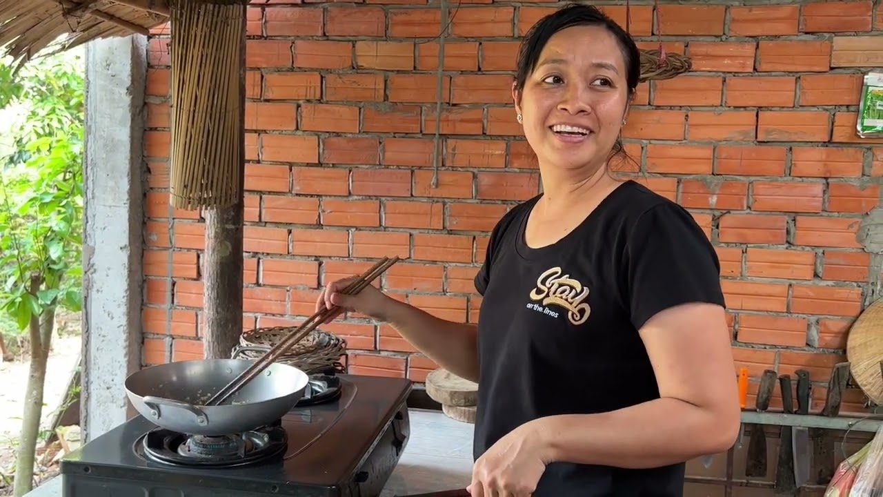 Mì quảng trộn tôm thịt và ếch xào lá cách