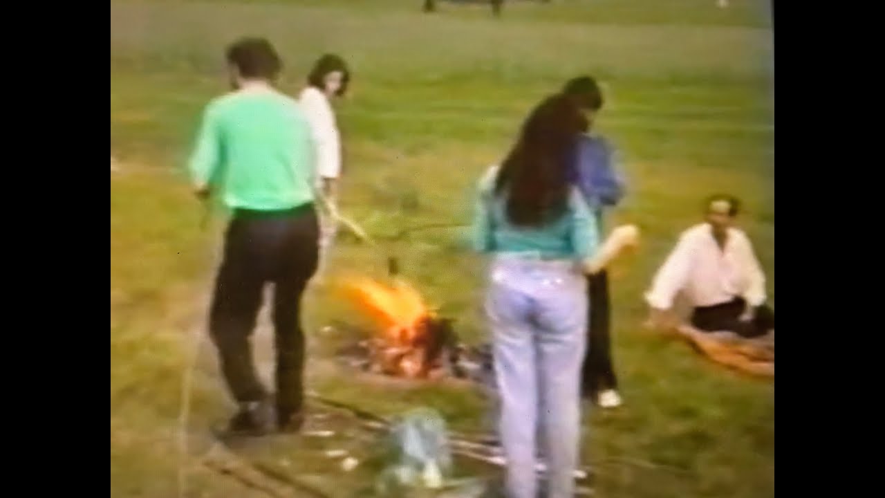 Pieczemy kiełbaski .Rodzinne ognisko w Polsce na wsi 1992. Family Bonfire in Poland.