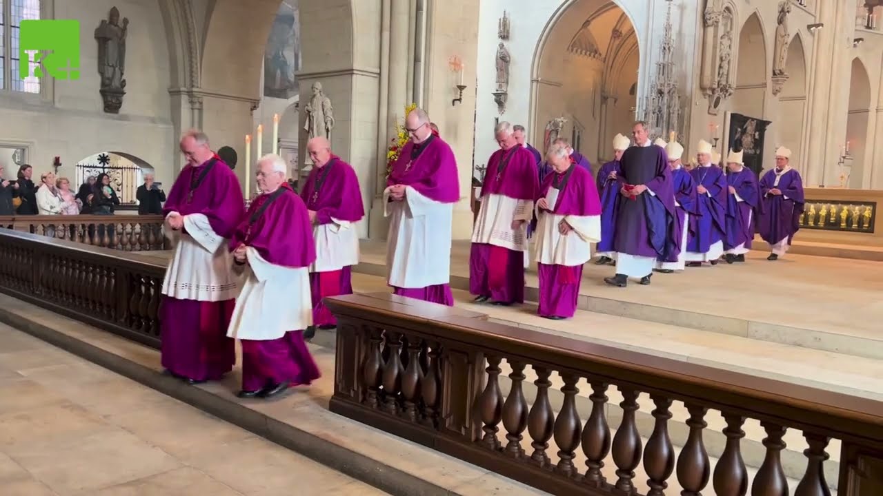 Applaus zum Abschied von Bischof Genn: Auszug aus dem Paulusdom