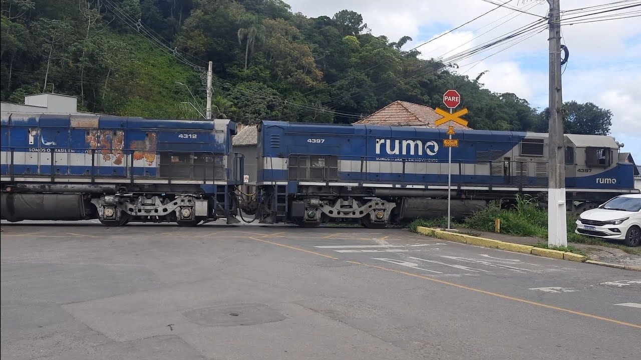 Trem com 4 Locomotivas em São Francisco do Sul 