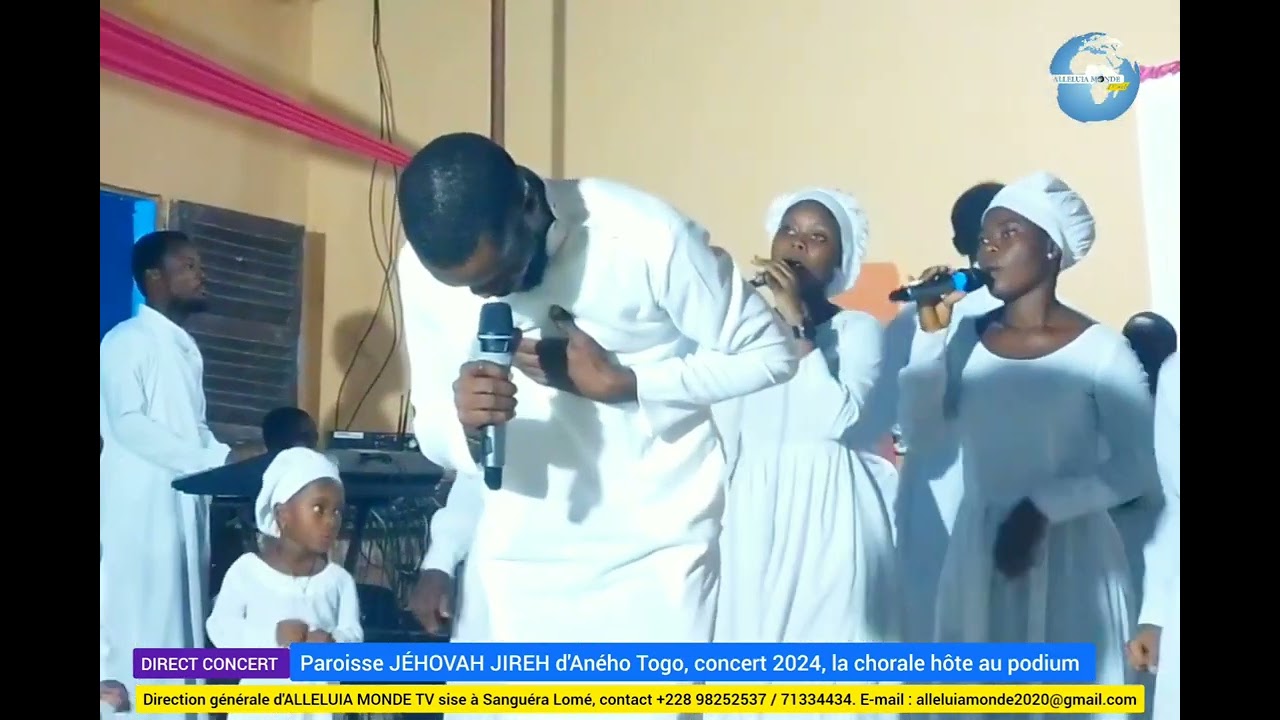 Paroisse JÉHOVAH JIREH d'Aného Togo, concert 2024: chorale hôte et Saint Raphaël sur le podium.