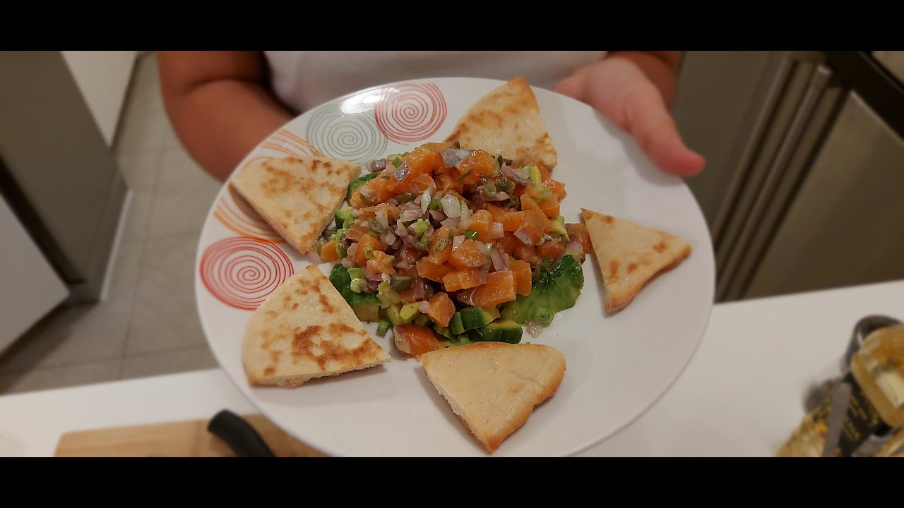 ТАРТАР ИЗ ЛОСОСЯ ( КРАСНОЙ РЫБЫ ) - С КАПЕРСАМИ И ГРЕНКАМИ