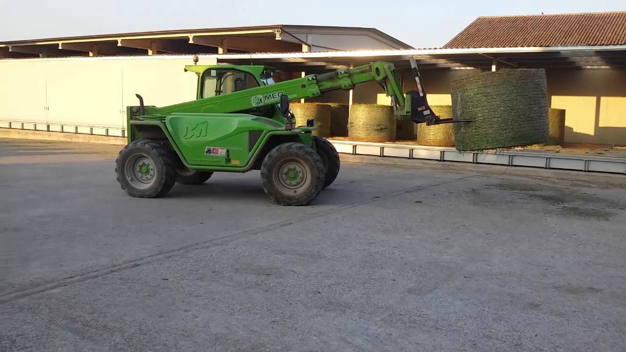 AgriCompact Technologies GmbH: chargement balles rondes sur notre séchoir en charpente métallique