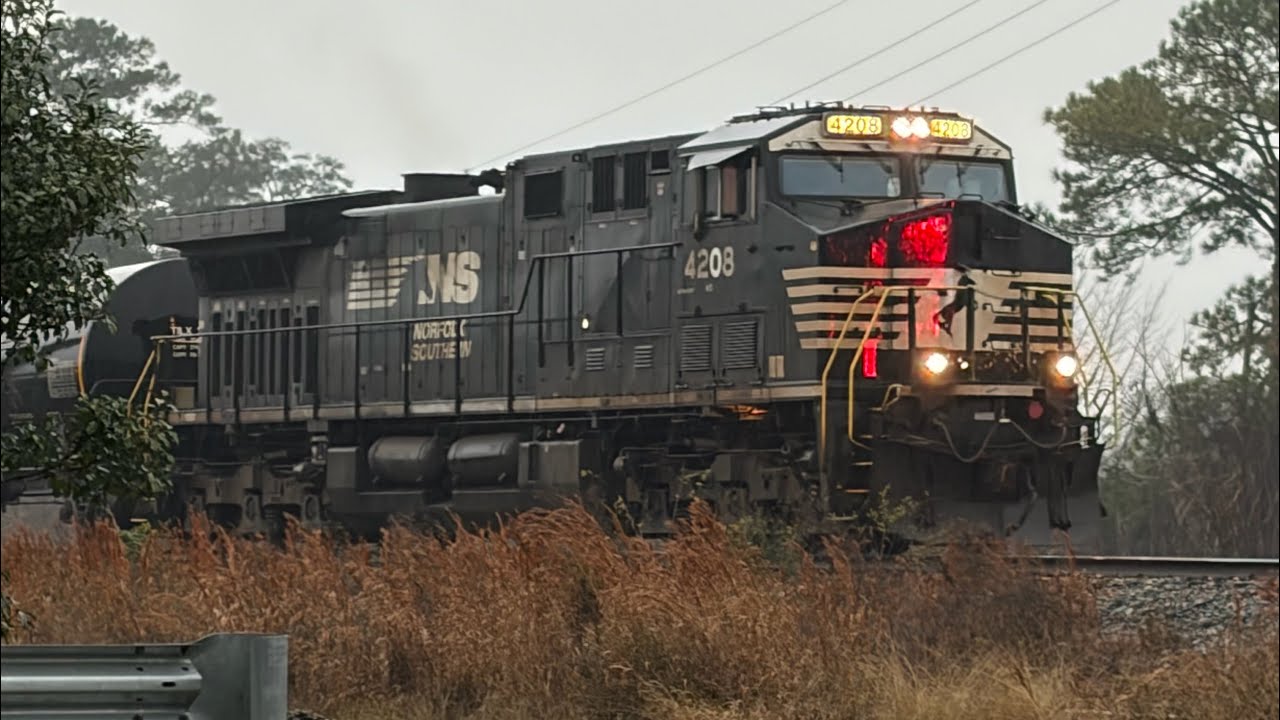 NS 4208 leading solo on a NS train coming out of CN May’s Yard with the best horn show ever. 