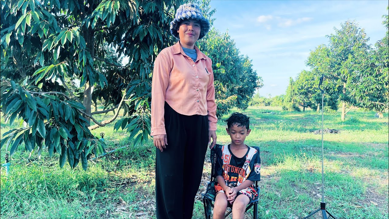 សំអាតស្មៅធុរេន To clean the durian grass in the field@SokleangFamilylife#farming 