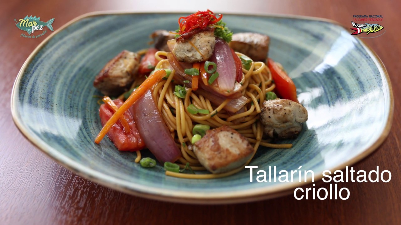 Tallarín saltado criollo de caballa