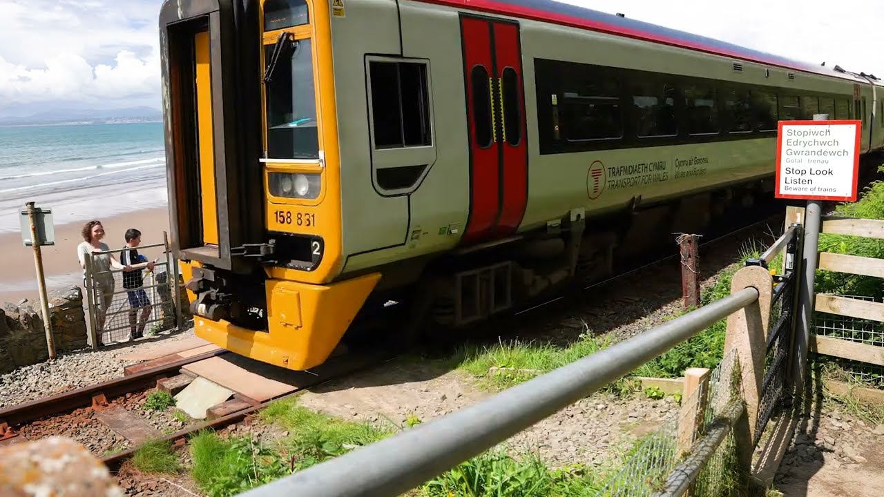 Network Rail: Agosáu at groesfannau rheilffordd yn ddiogel ar Lwybr Arfordir Cymru