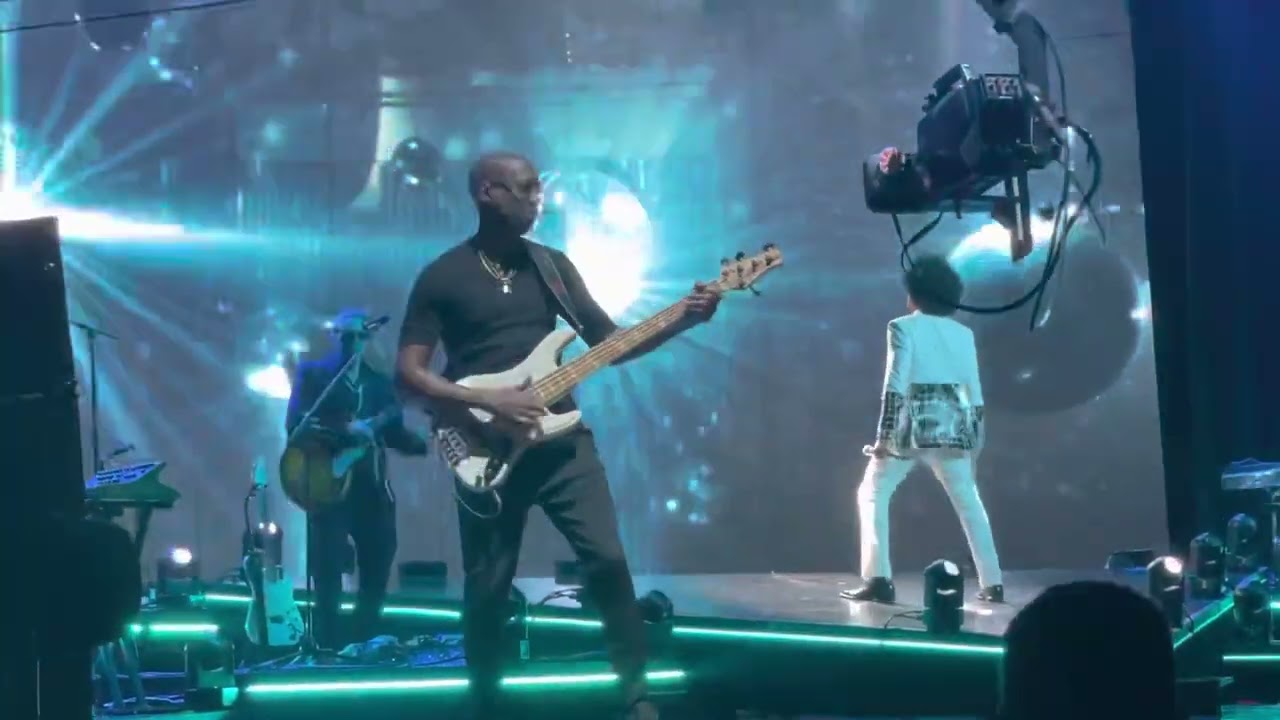 Maxwell performing Sumthin’ Sumthin’ & Dancewitme live on The Night Tour at the FTX Arena (5/8/22)