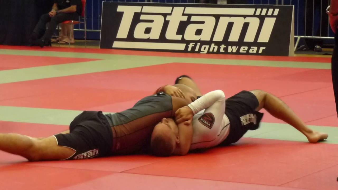 Jose Mata vs Colin Howells - IBJJF London Fall Open No-Gi 2015 - Brown Master 1 - Heavy