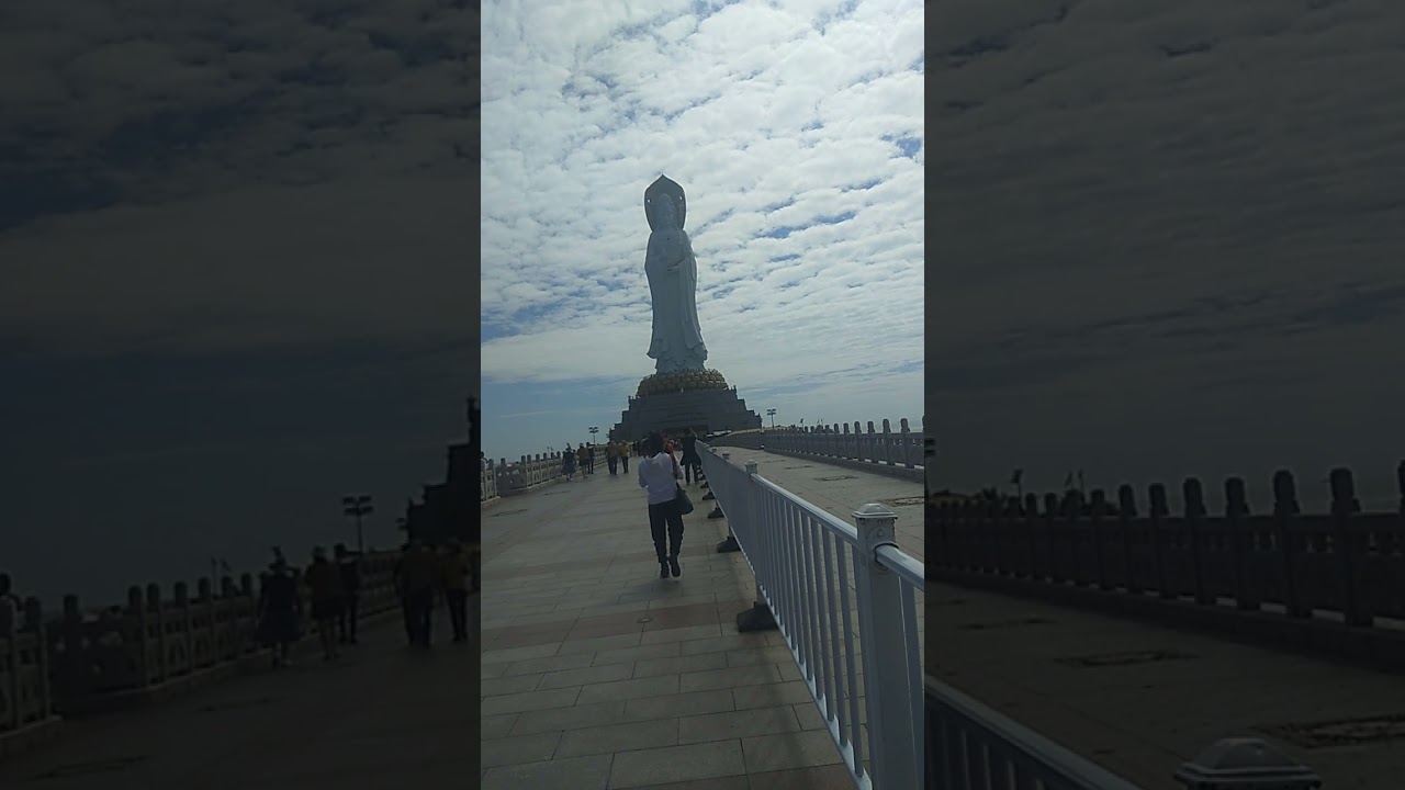 中国南海观音菩萨海南省三亚市天涯海角天涯区南山风景区2021年11月24日徐学良来这里旅游，追寻祖国伟大河山佛像108米的三面观音菩萨保佑全人类平安美好幸福安康让全全球华人看到我的视频分享给我点赞哟！