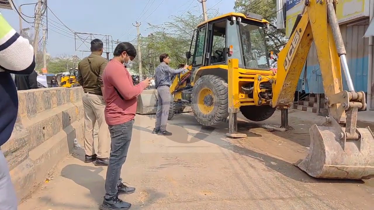 मशीन निकलो मशीन आपकी महंगी है कोई दिक्कत नहीं है चार बंदे और ले आओ टेबल भी निकल वालों!.. #rs #dtp 