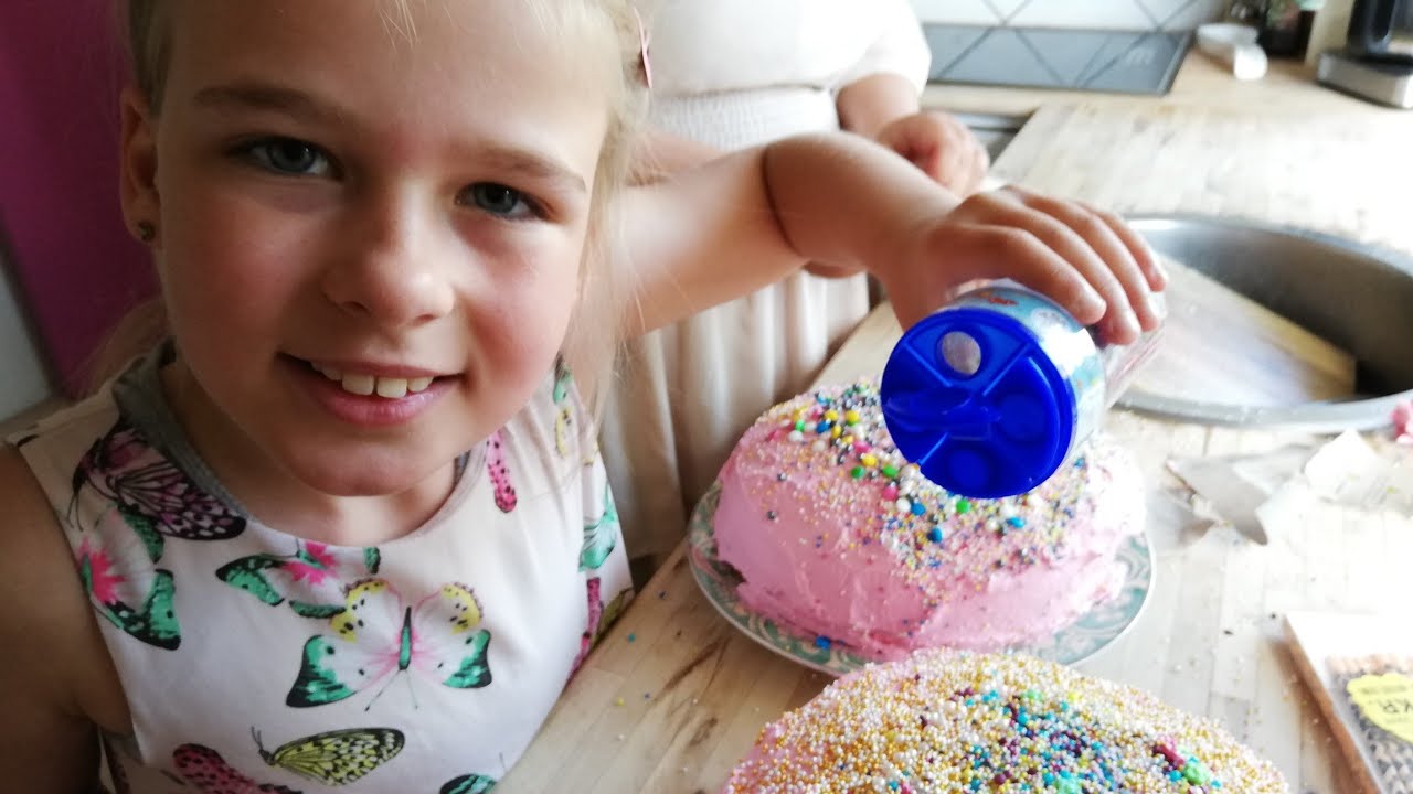 Malles fødselsdag🇩🇰Malle pynter lagkager🎂Åbner gaver & får gæster🎁
