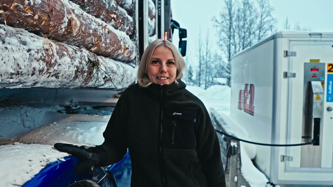TIMMERBILSKÖRNING I SNÖIGA LANDSKAP