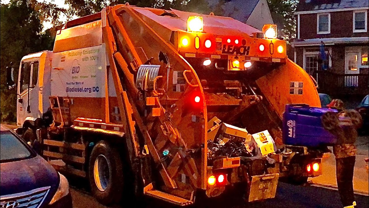 Washington DC DPW Autocar Xpert Leach Alpha III Rear Loader Garbage Truck