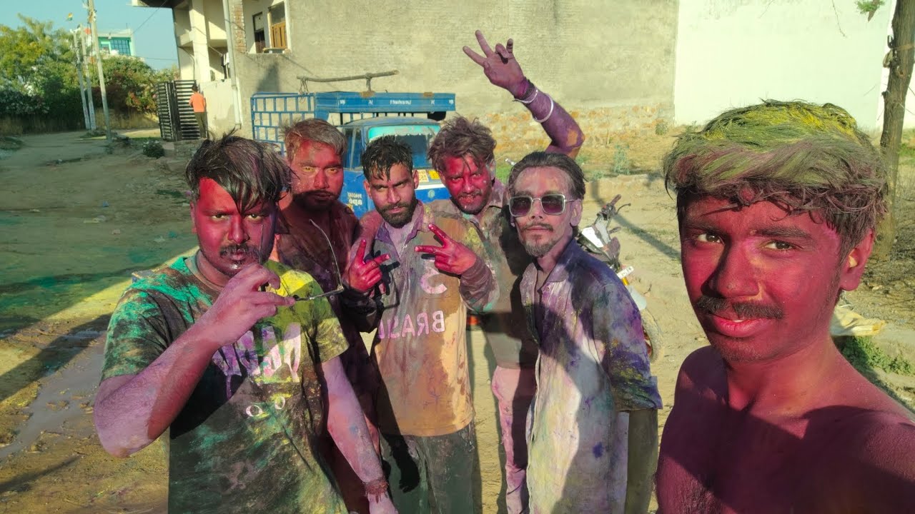Holi wale din pade dhande 😭