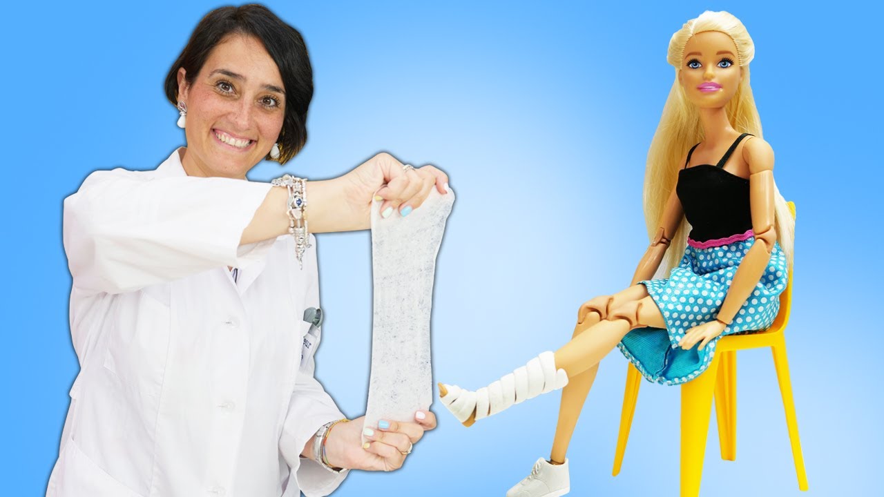 Barbie si rompe una gamba! La Dottoressa dei giocattoli si prende cura delle bambole!