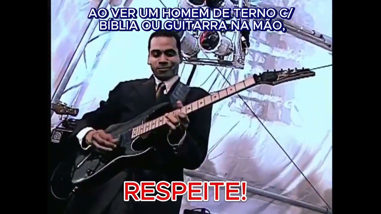 Respeite um Homem de terno com guitarra ou Bíblia na mão.
