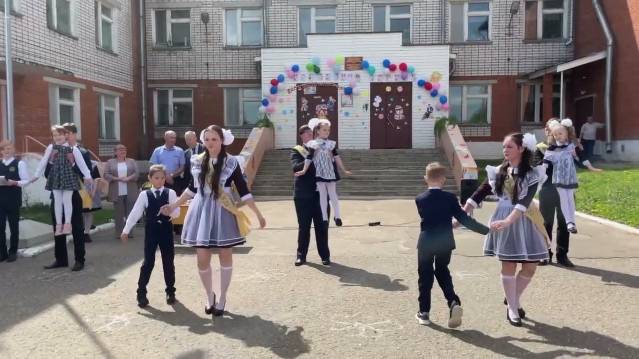 танец выпускников с первоклассниками 2023г.