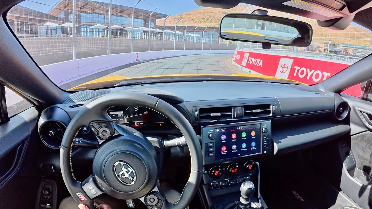 Toyota GR86 Yuzu 2026 года против GR86 2024 года — впечатления от вождения на треке Sonoma POV