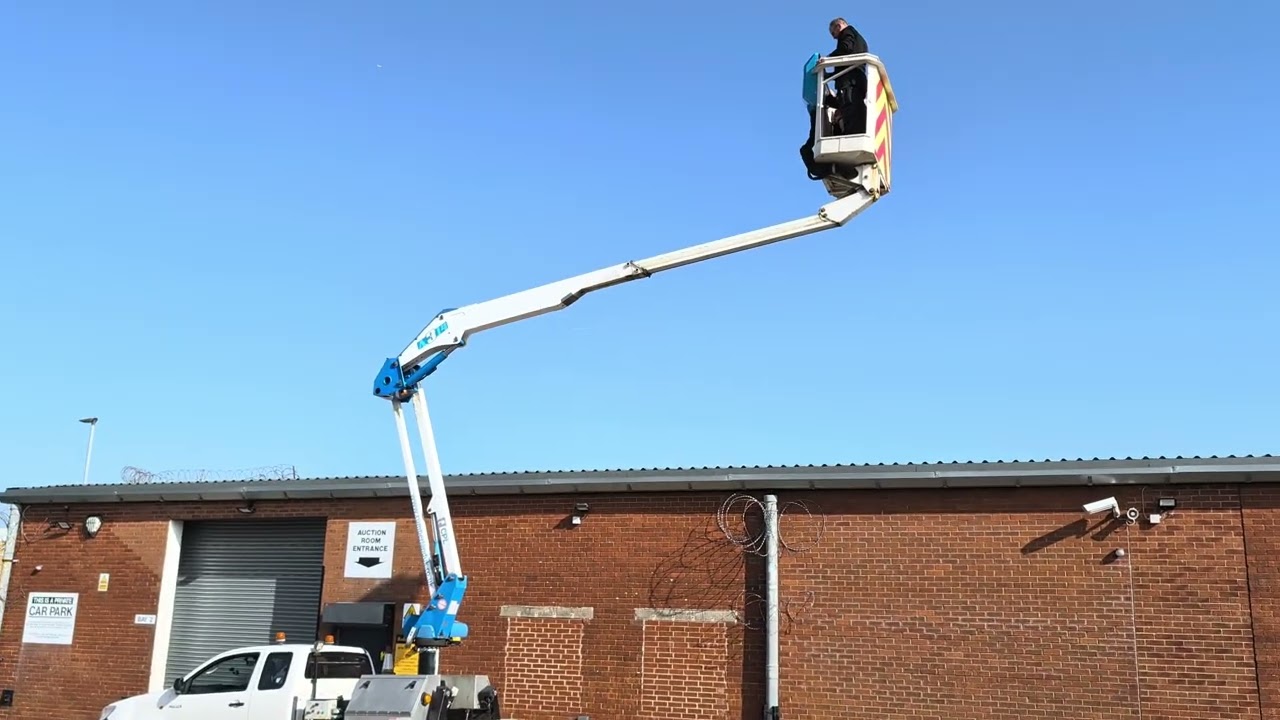 Lot 7 - 2014, Toyota Hilux Active D 4X4 DCB Pick-Up with CHERRY PICKER. Registration: LN64 NLK