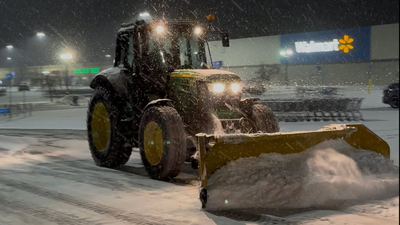 УБОРКА СНЕГА С ПОМОЩЬЮ ТРАКТОРА JOHN DEERE И КРЫЛЬЧАТОГО ПЛУГА!