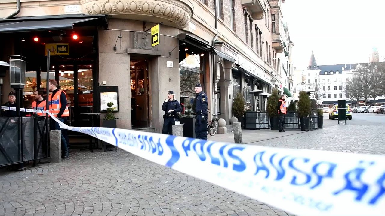 Mordf&ouml;rs&ouml;k p&aring; Lilla Torg: Man knivskuren i nacken