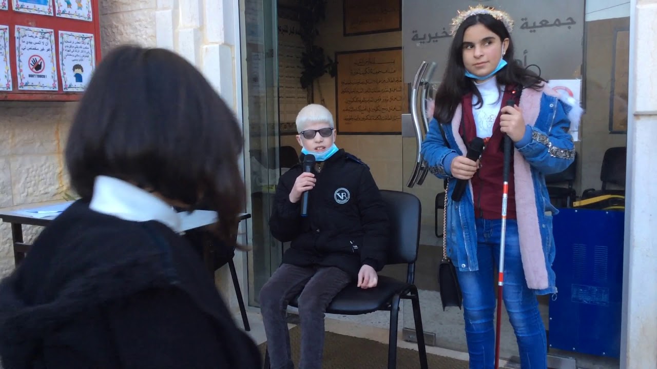 مقطع مسرحي يعبر عن معاناة الكفيف في الحصول على وظيفة بسبب الإعاقة البصرية
