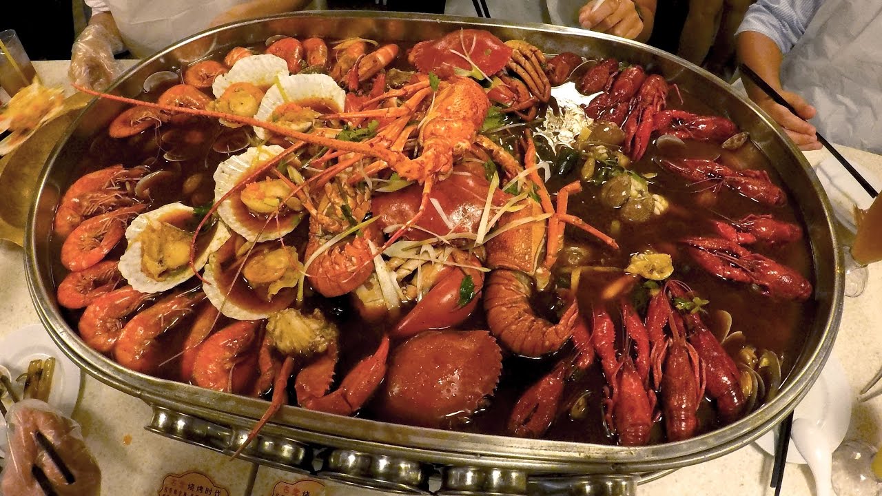 Huge seafood pot! @名堂九宫格火锅 - Bugis Cube