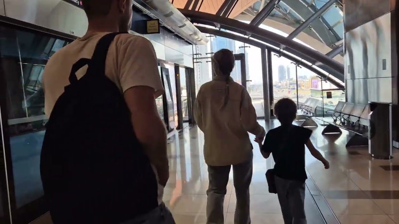 Выходим из метро к Бурдж Халифу