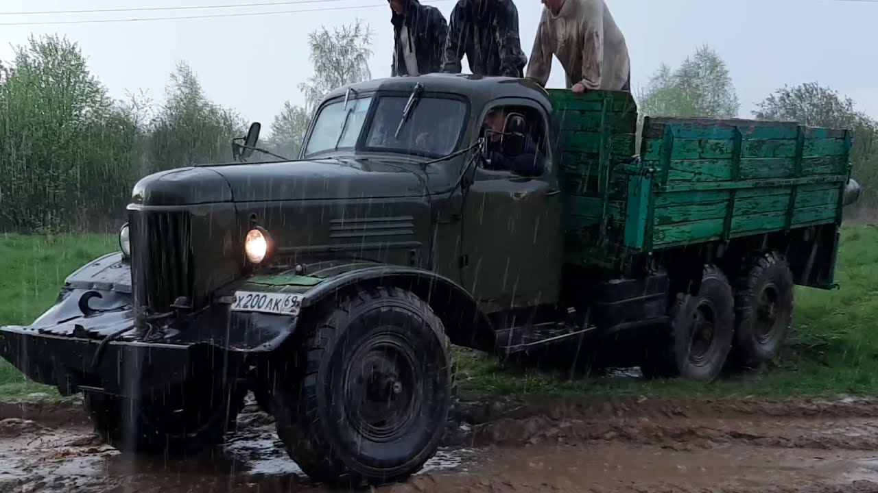 ЗИЛ 157 перевозит трубы