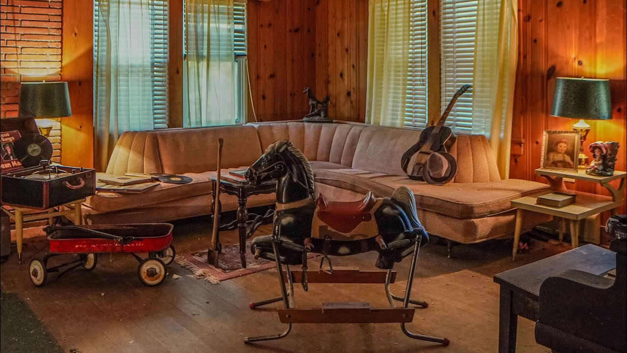 Abandoned Bed & Breakfast House ( Everything Left Behind)